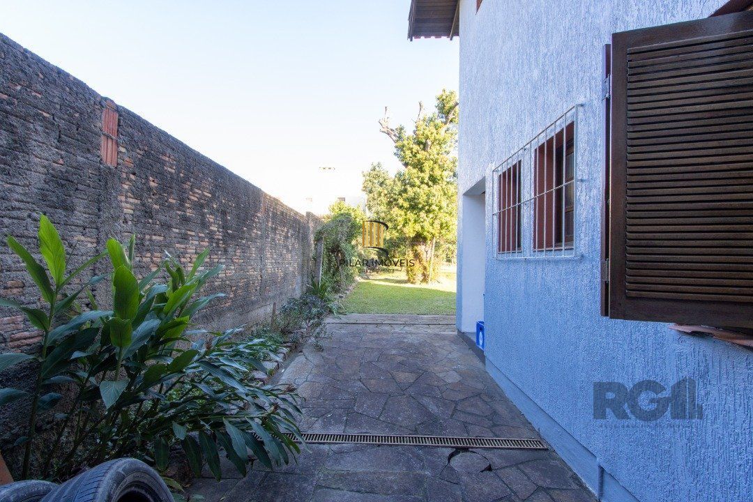 Casa para Venda - 300m², 3 dormitórios, sendo 1 suites, 4 vagas - Tristeza
