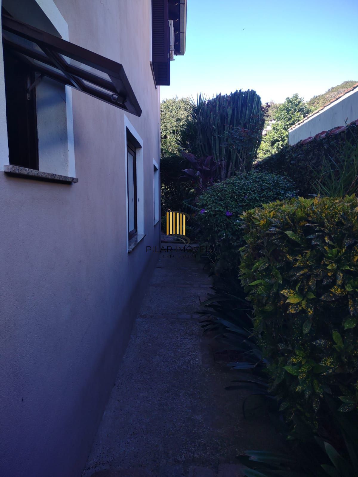 Casa com 4 quartos, suíte, piscina, lareira, churrasqueira em um terreno de 616m².