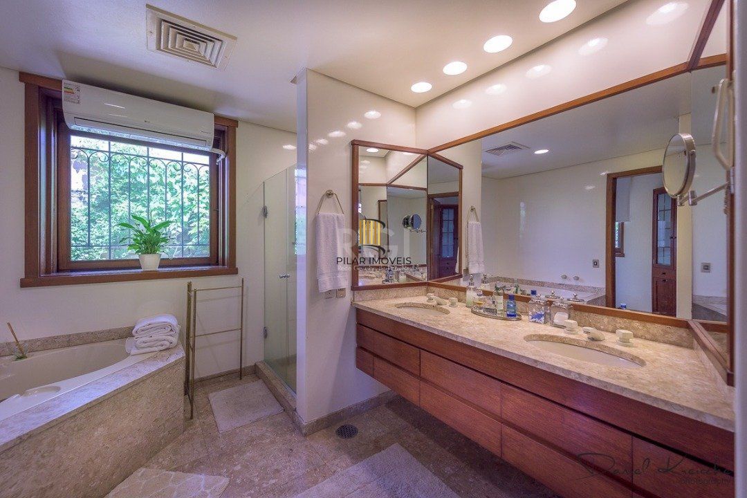 Casa para Venda - 418m², 5 dormitórios, sendo 1 suites, 6 vagas - Tristeza