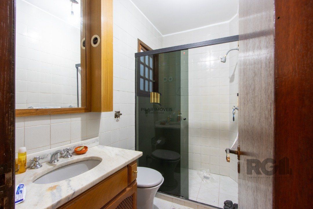 Casa para Venda - 300m², 3 dormitórios, sendo 1 suites, 4 vagas - Tristeza