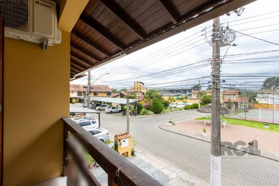 Casa em Condomínio na Zona Sul, no bairro Hípica, com 2 dormitórios, living para dois ambientes, cozinha mobiliada, lavabo