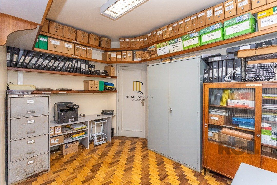 Casa  4 dormitórios, sendo 1 suíte no bairro Menino Deus em Porto Alegre