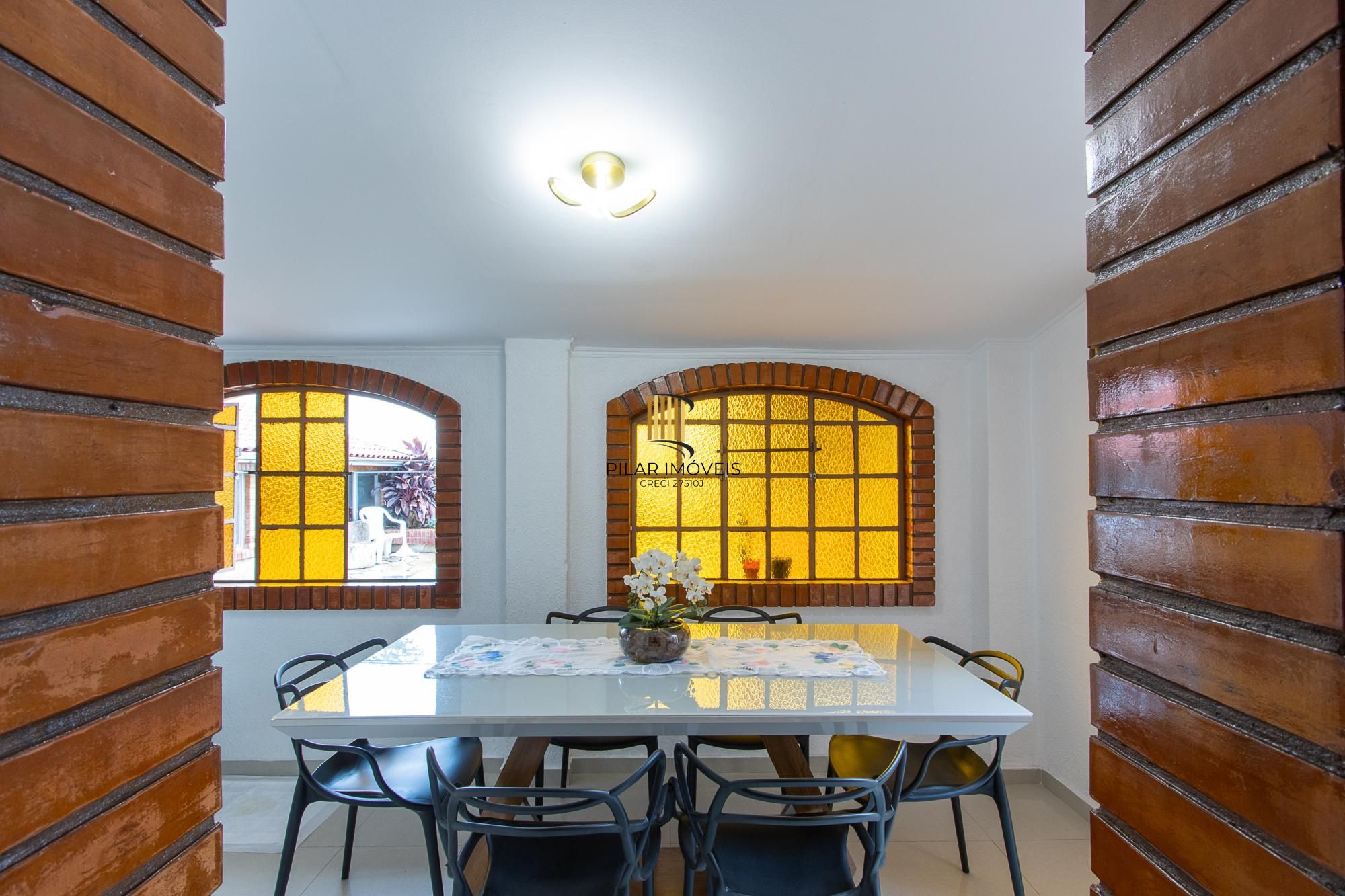 Casa de 4 dormitórios, 2 suítes, piscina, pátio e 2 vagas de garagem.