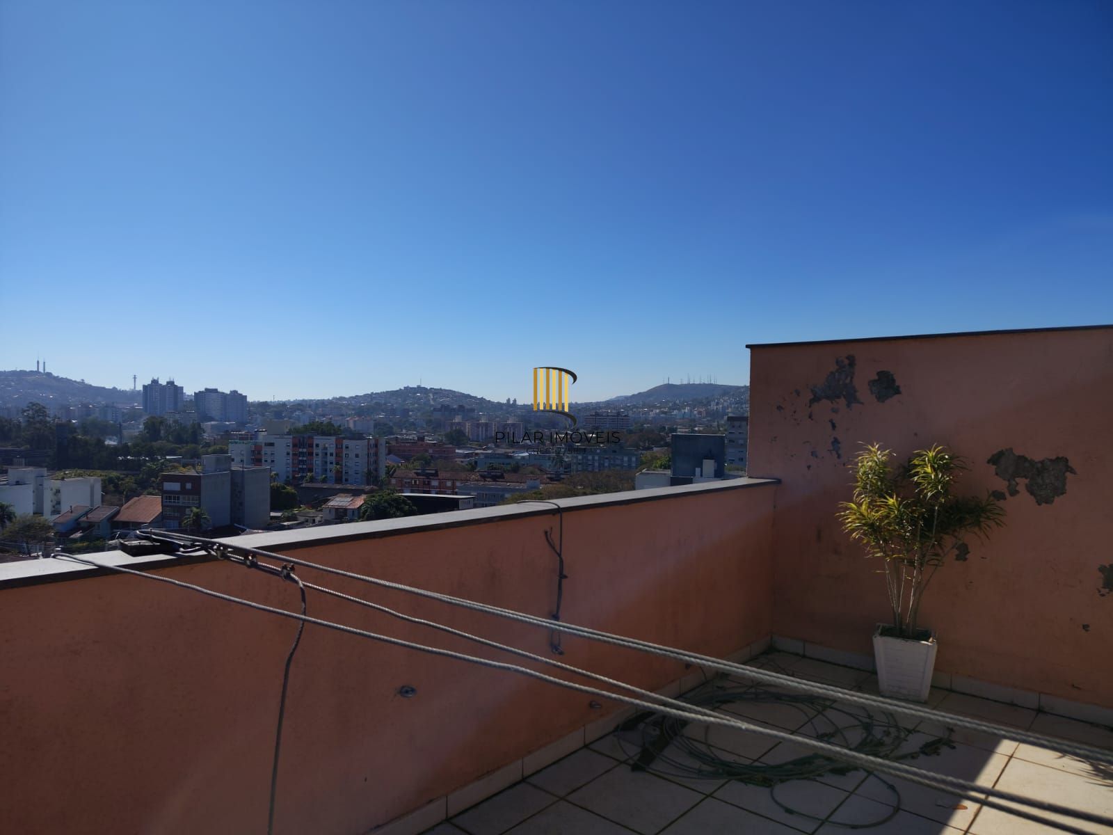 Cobertura de 3 dormitórios, 1 suíte, 2 vagas escrituradas e vista para o Guaíba.