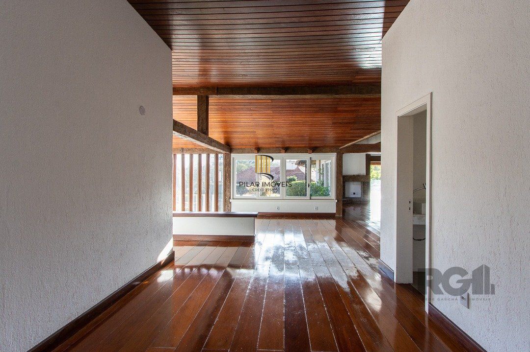Casa Condomínio a Venda - 880m², 5 dormitórios, sendo 2 suítes, a master com lareira, 4 vagas - Cavalhada
