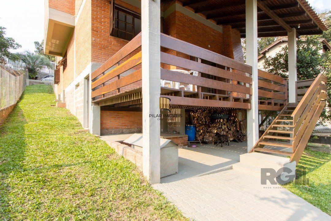 Casa para Venda - 220m², 3 dormitórios, sendo 2 suites, 5 vagas - Espirito Santo