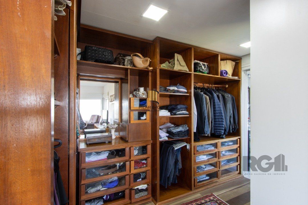 Casa deslumbrante vista do Guaiba, 3 dormitórios, sendo 1 suite master com closet e banheira de hidro com vista para o rio