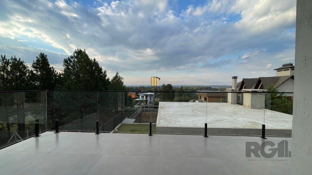 Linda Casa Ampla com 3 Suítes Construída Recentemente em Condomínio no Bairro Nobre de Gramado