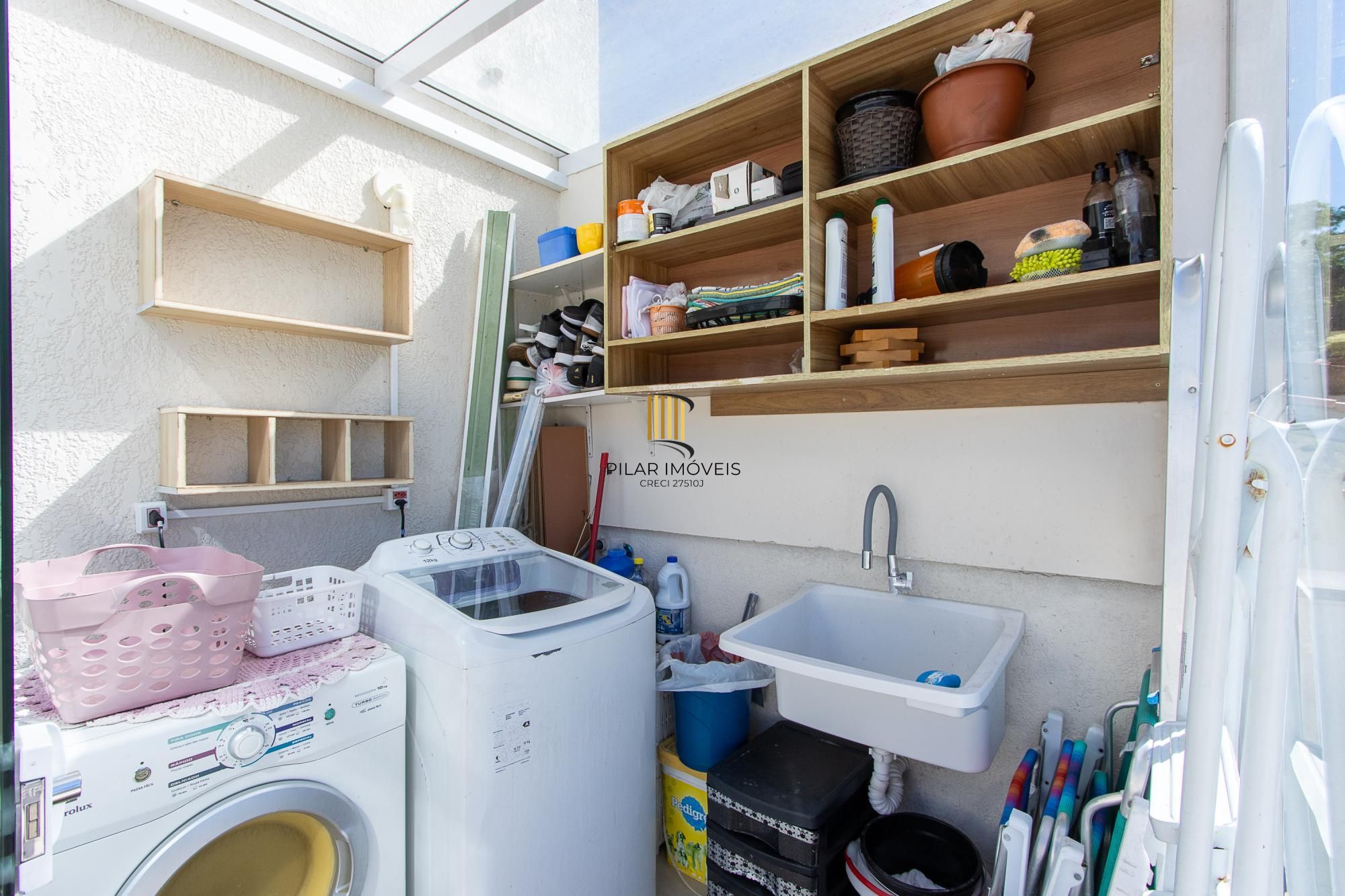 Ótima casa com 3dormitórios 1 suite no bairro Tristeza