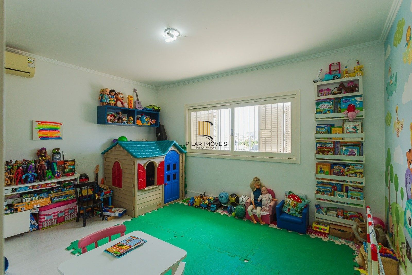 Casa Imponente com 5 Dormitórios (3 Suítes) no Bairro Chácara das Pedras