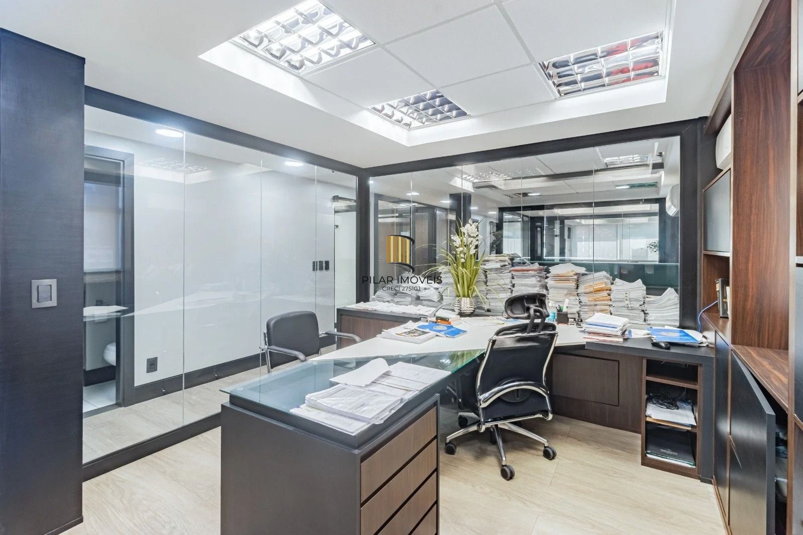 Sala/Conjunto Comercial com 4 vagas e 218m²