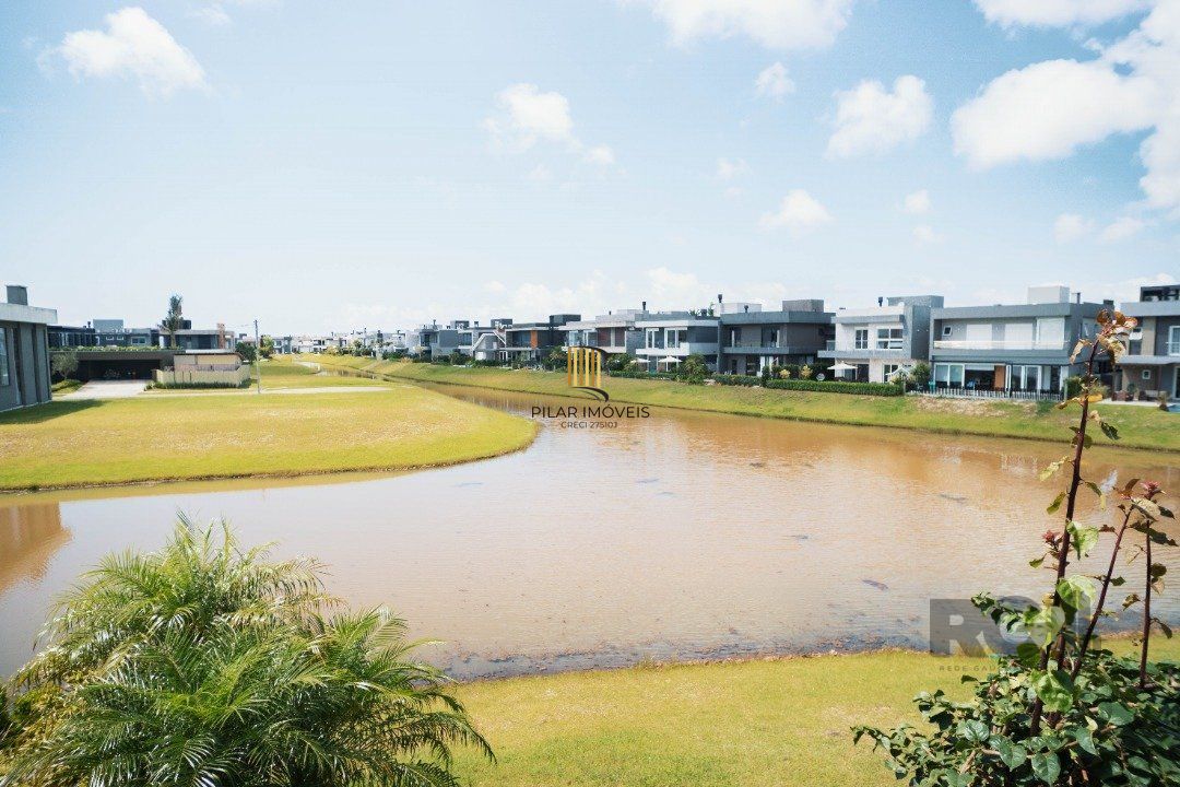 Oportunidade Única! Casa em Condomínio à Beira do Lago com 4 Suítes, sendo uma Térrea e uma Suíte Master Espetacular!