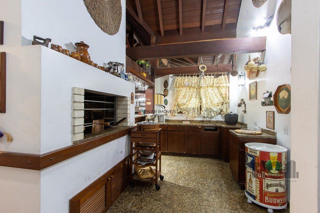 Casa de Condomínio 6 dormitórios no bairro Cavalhada