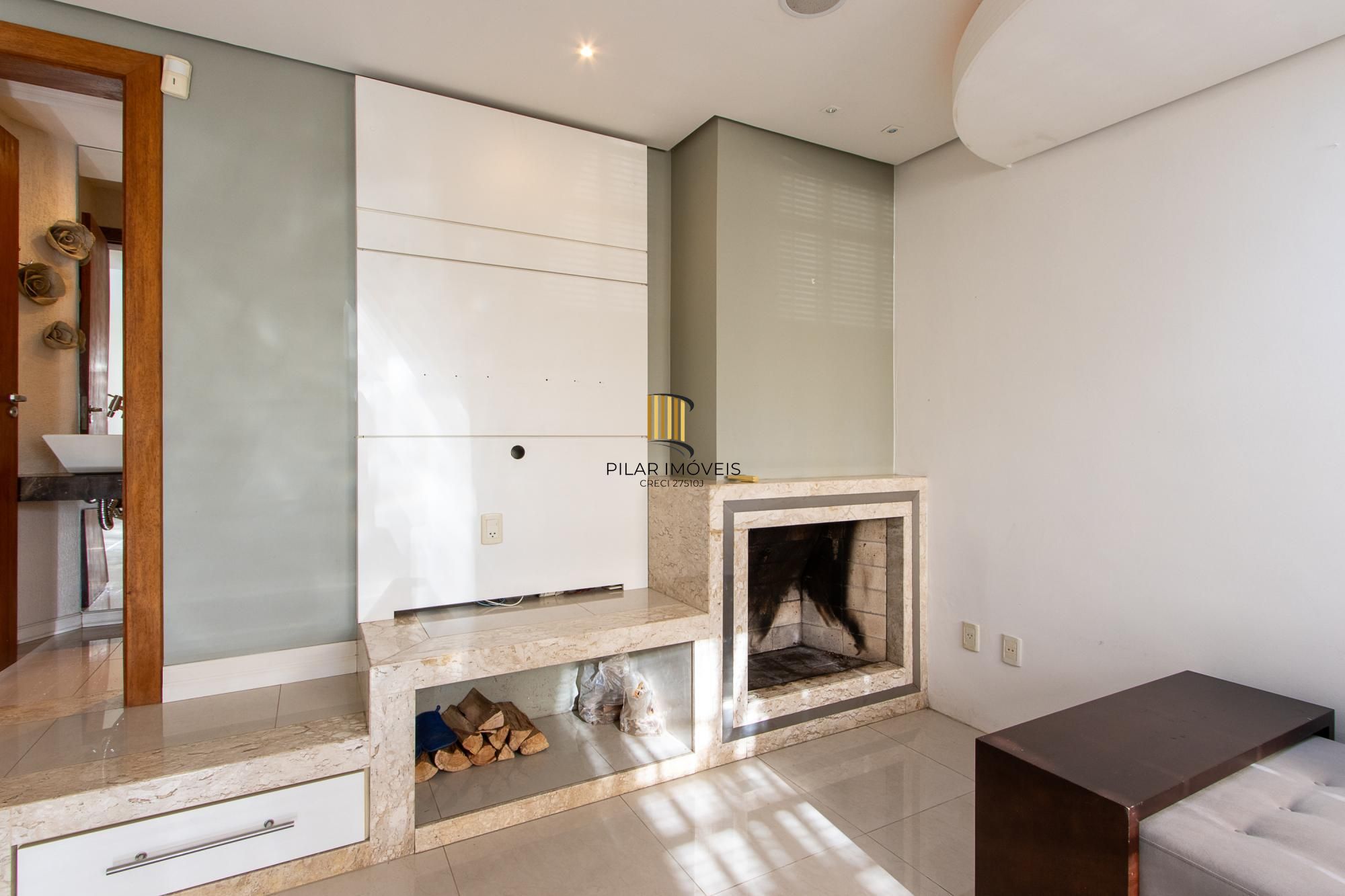 Excelente casa de 3 dormitórios, 1 suíte, pátio, piscina e vaga para 2 carros cobertas.