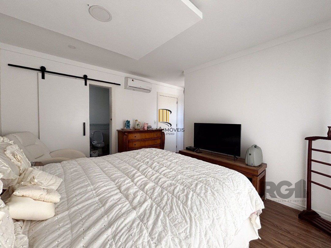 Casa em condomínio com pátio, piscina, 3 suítes e 2 vagas