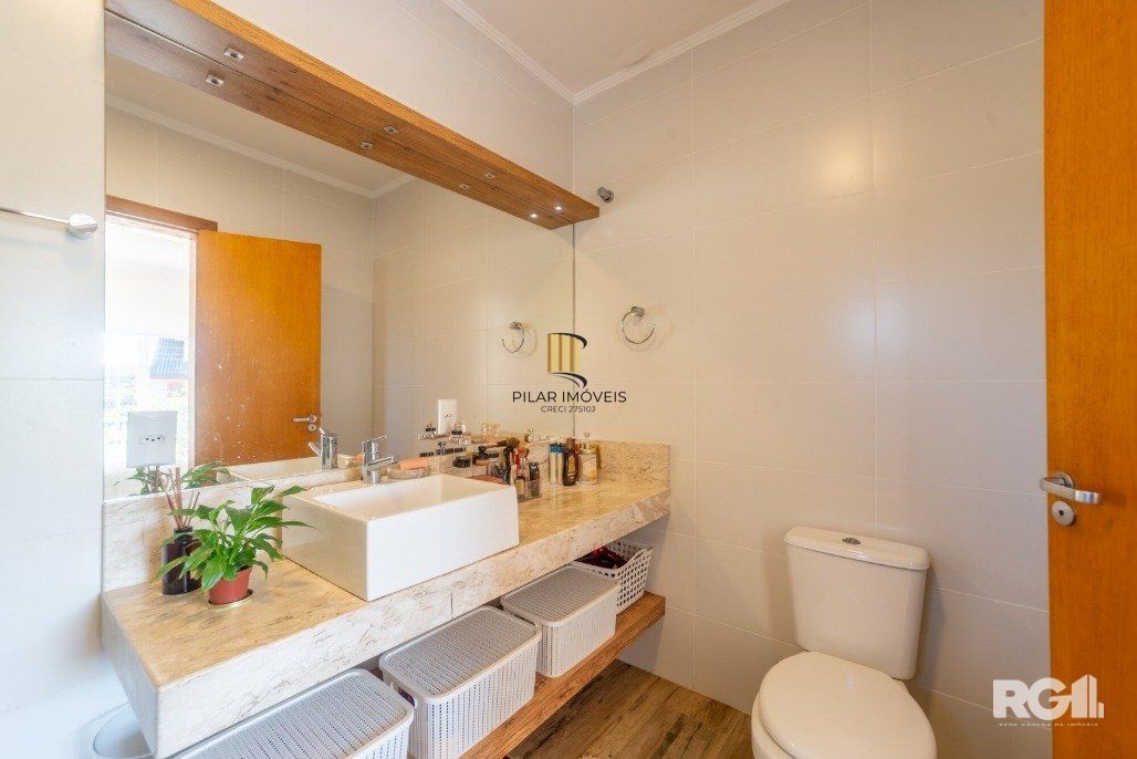 Casa, totalmente mobiliada, 3 dormitórios, 1 uma suíte com closet e sacada