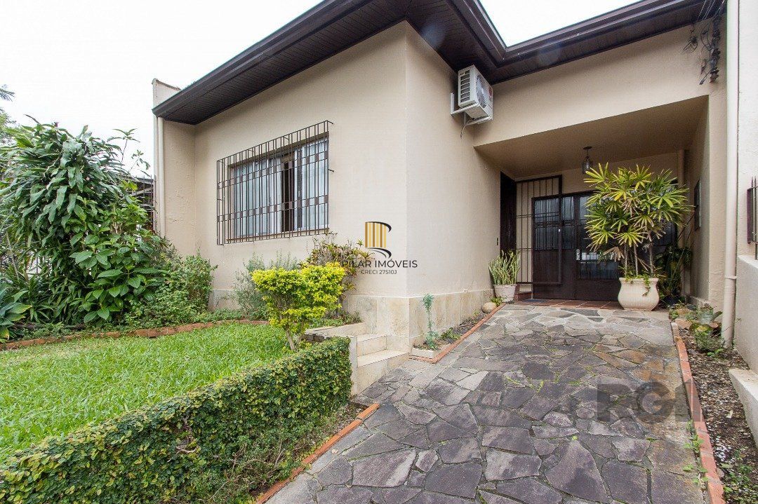 Casa térrea, 2 quartos, 2 vagas, edicula com 1 quarto e um banheiro - Bairro Tristeza