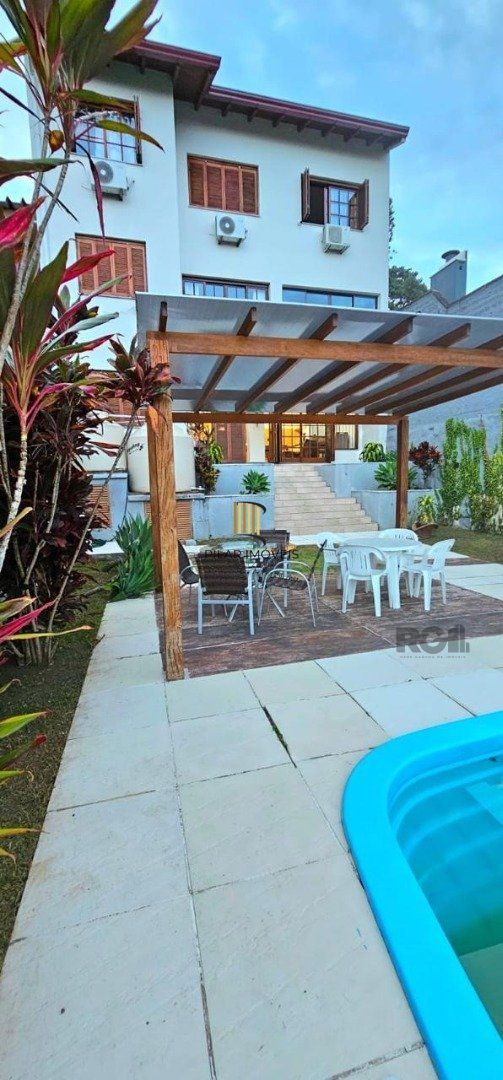 Casa para Venda - 350m², 5 dormitórios, sendo 1 suite, 6vagas - Cristal