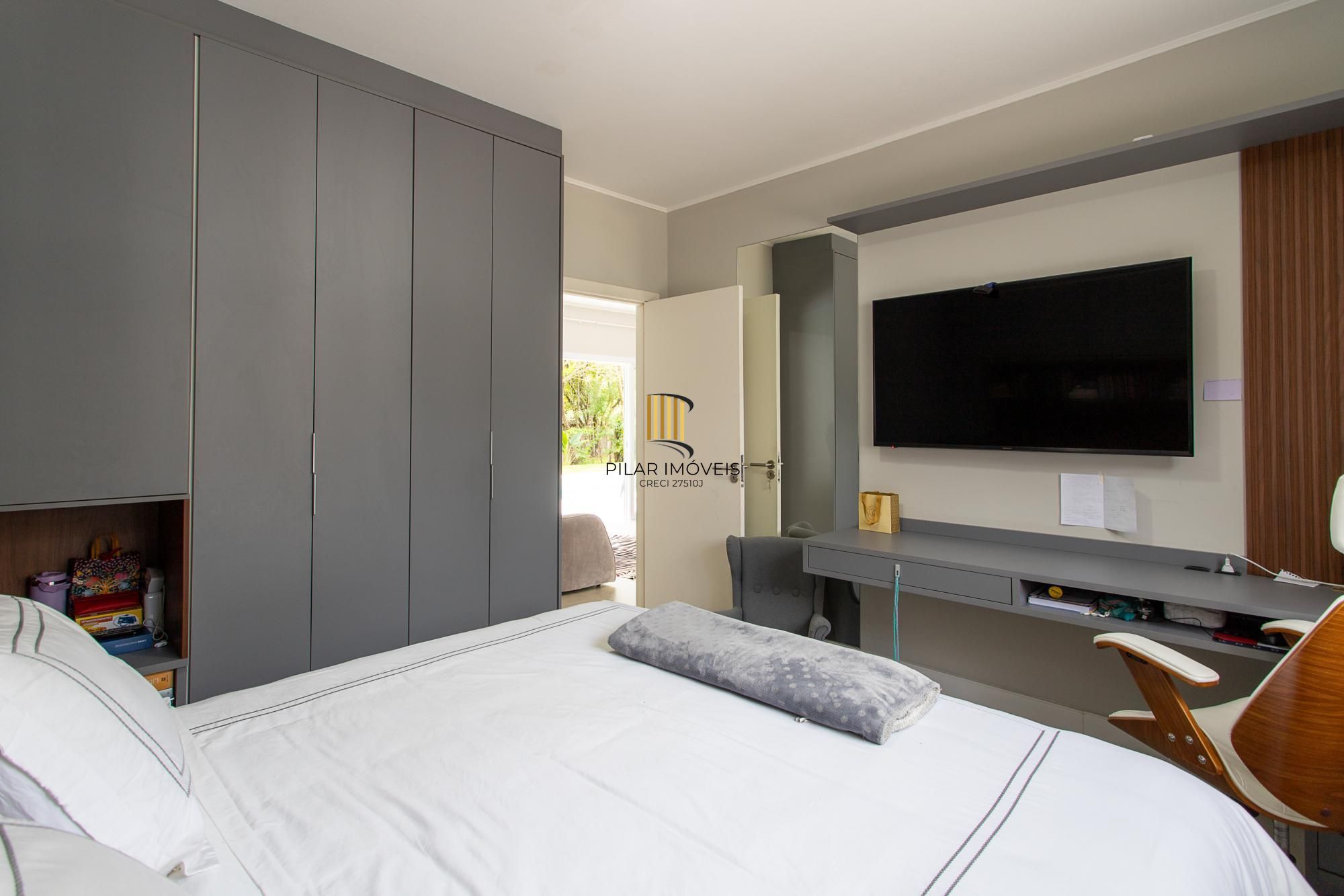 Casa térrea no Condominio Terra Ville, com patio e piscina.