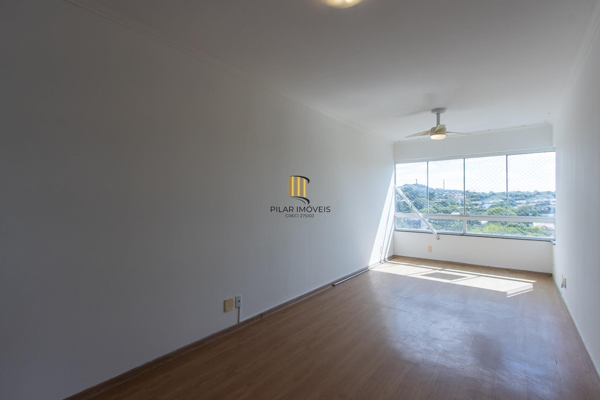 Apartamento de 3 dormitórios, 1 banheiro e uma vaga de garagem.