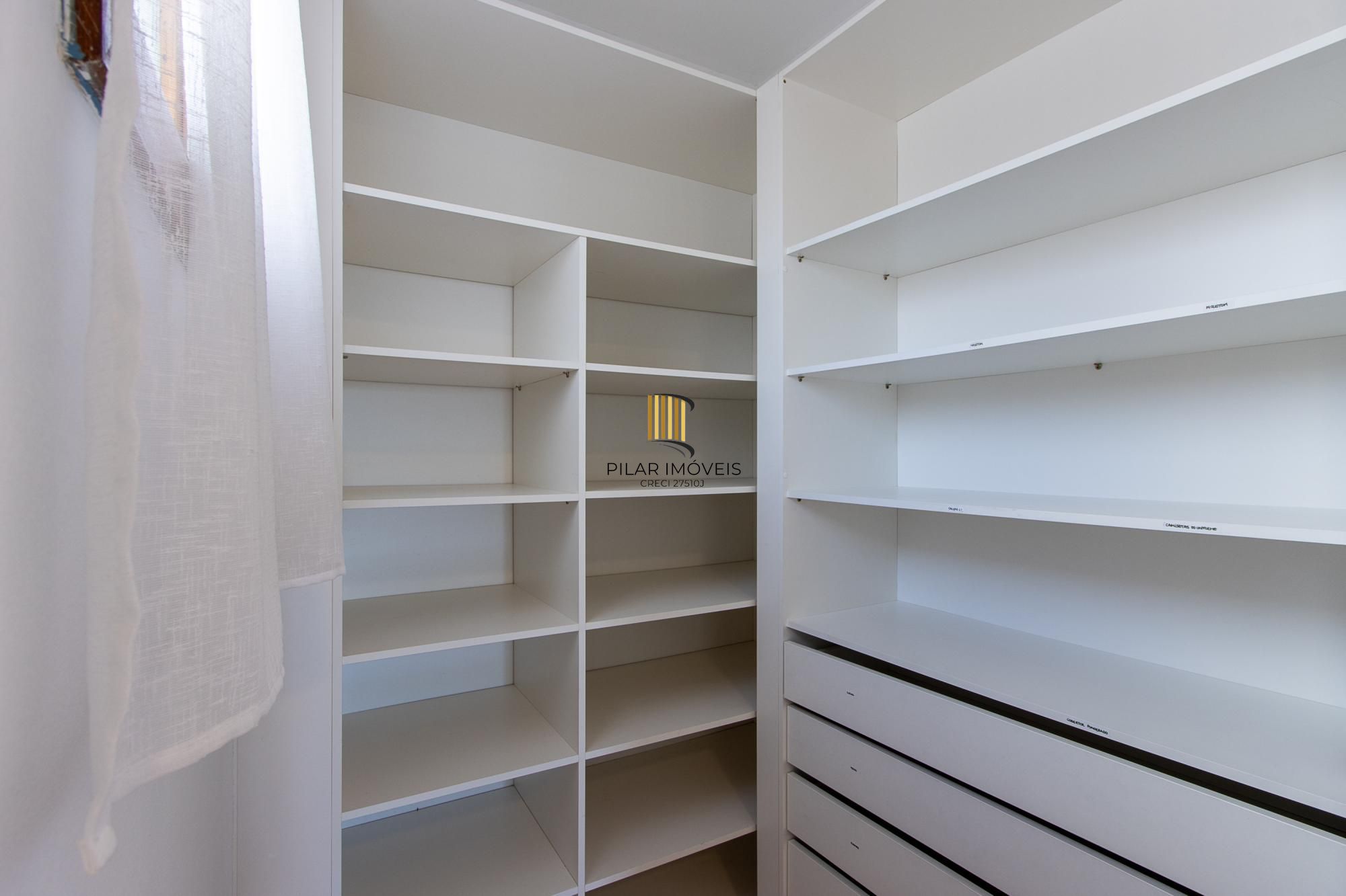 Apartamento com 114.02m², 3 dorm, Petrópolis com lareira e churrasqueira