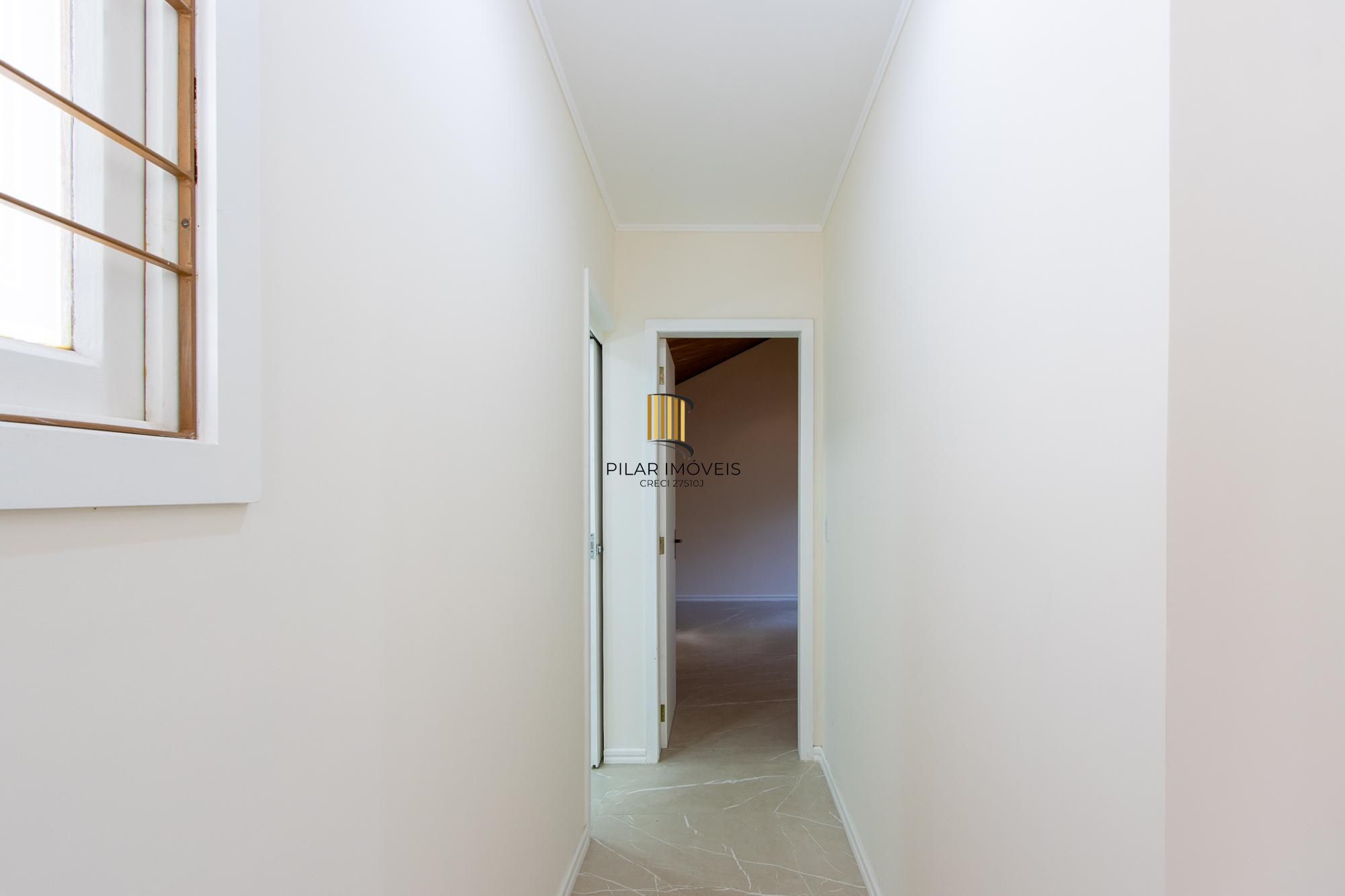 Casa com 2 dormitórios 3 banheiros. lareira e churrasqueira, e com arquitetura moderna.