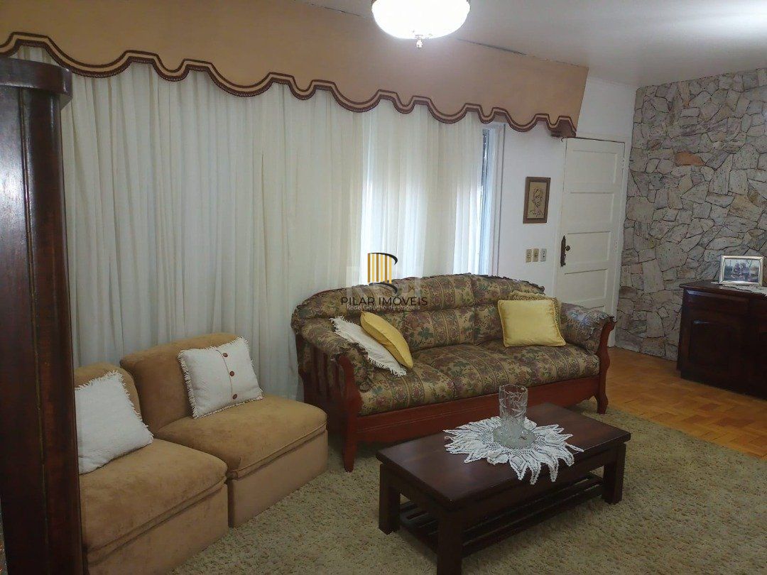 Casa para Venda - 220m², 3 dormitórios, sendo 1 suites, 1 vaga - Camaquã