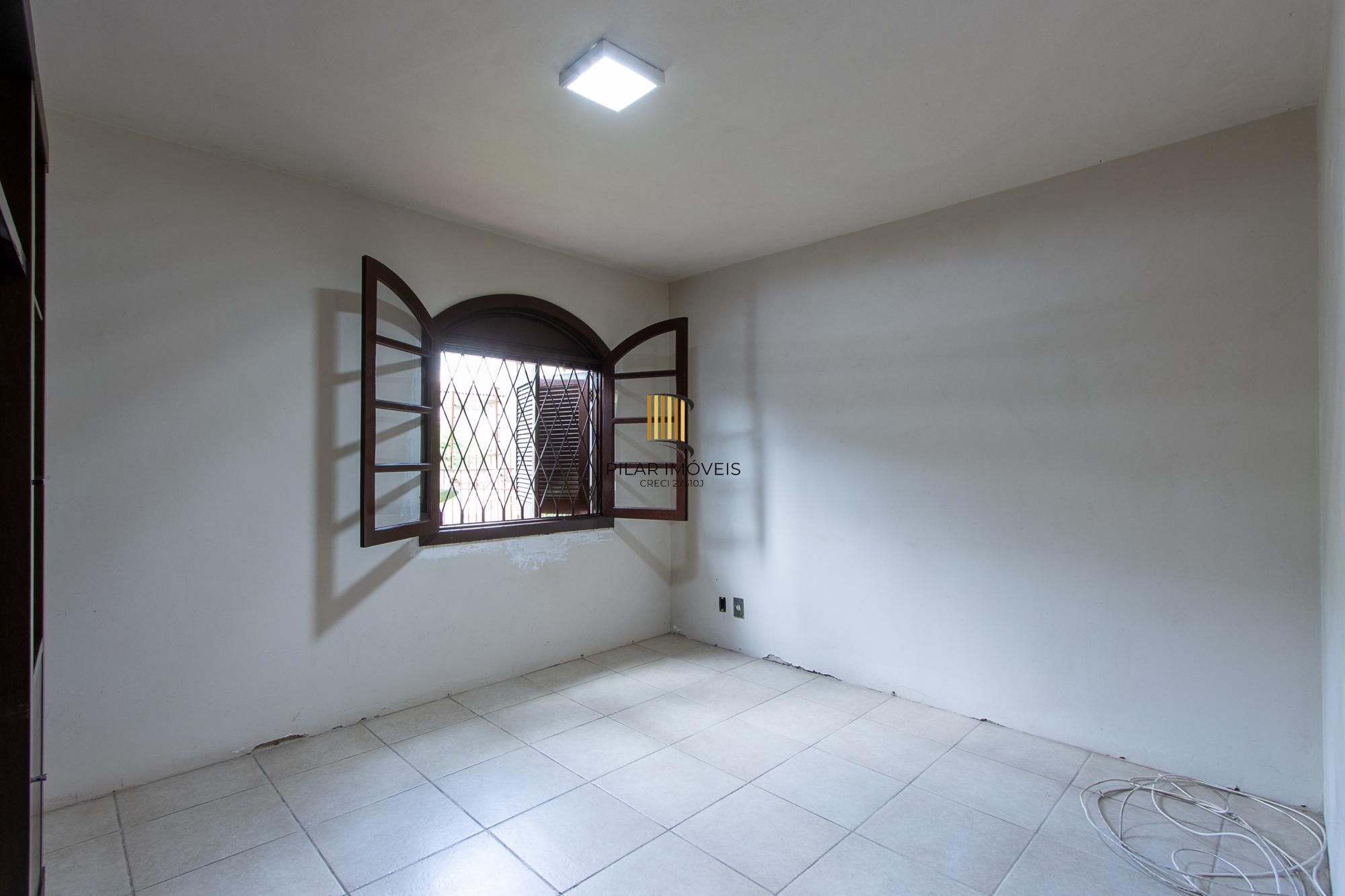 Casa de condomínio, 3 dormitórios, 1 suíte, 1 vaga coberta, no bairro Cristal.