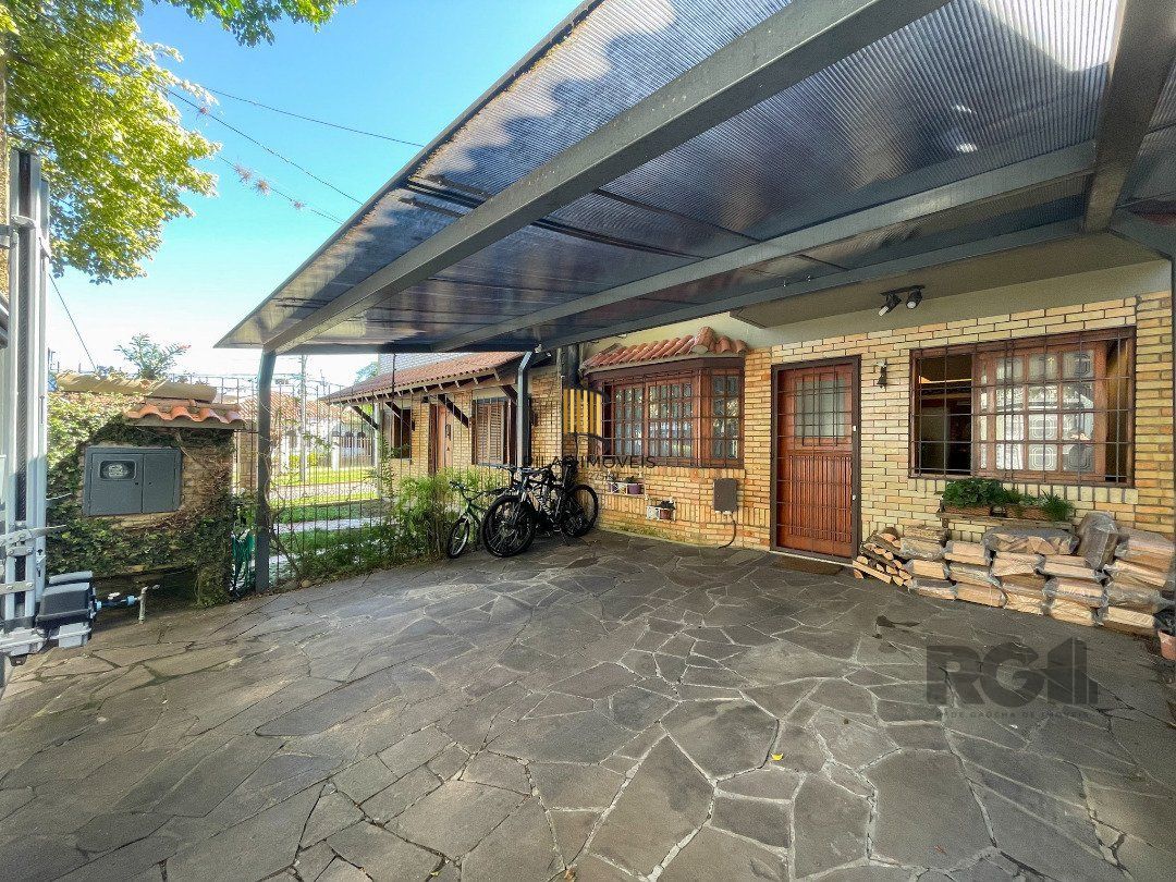 Casa no bairro Vila Assunção. 3dormitórios sendo 1 suíte e 2 vagas cobertas.