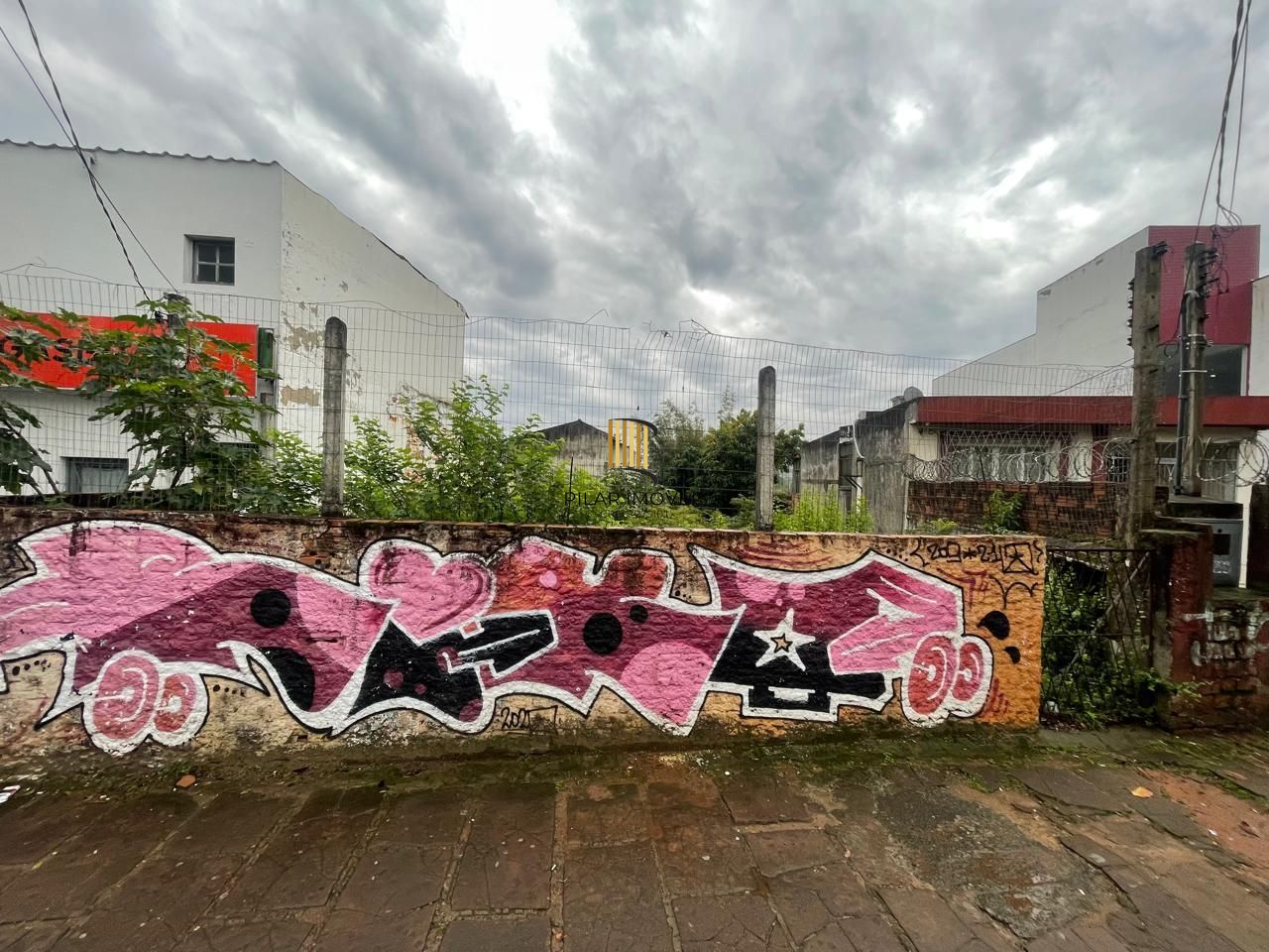 Terreno plano bairro Nonoai, Zona Sul de Porto Alegre, com 400m² de área total.