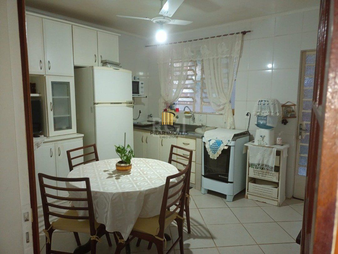 Casa para Venda - 220m², 3 dormitórios, sendo 1 suites, 1 vaga - Camaquã