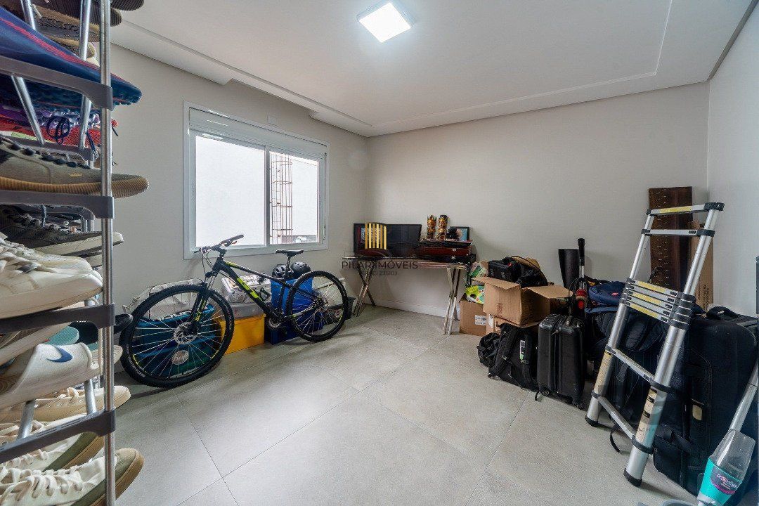 Casa em condominio com excelente padrão construtivo, possui 3 dormitórios, sendo 1 suíte máster com closet e sacada