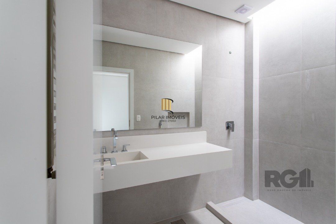 A Casa Le Mans, uma residência térrea de esquina com 389,48m2 de área coberta