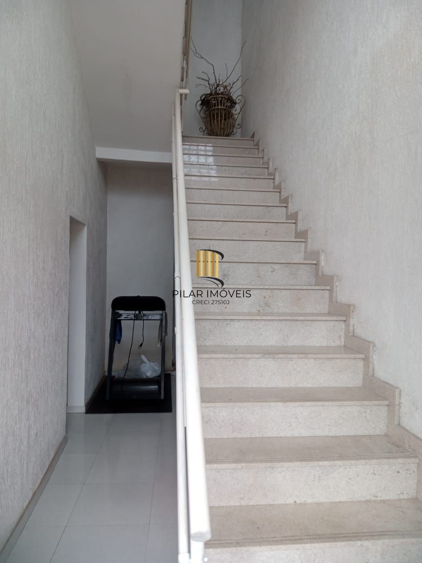 **Prédio Comercial Desocupado à Venda na Azenha, Porto Alegre, RS**