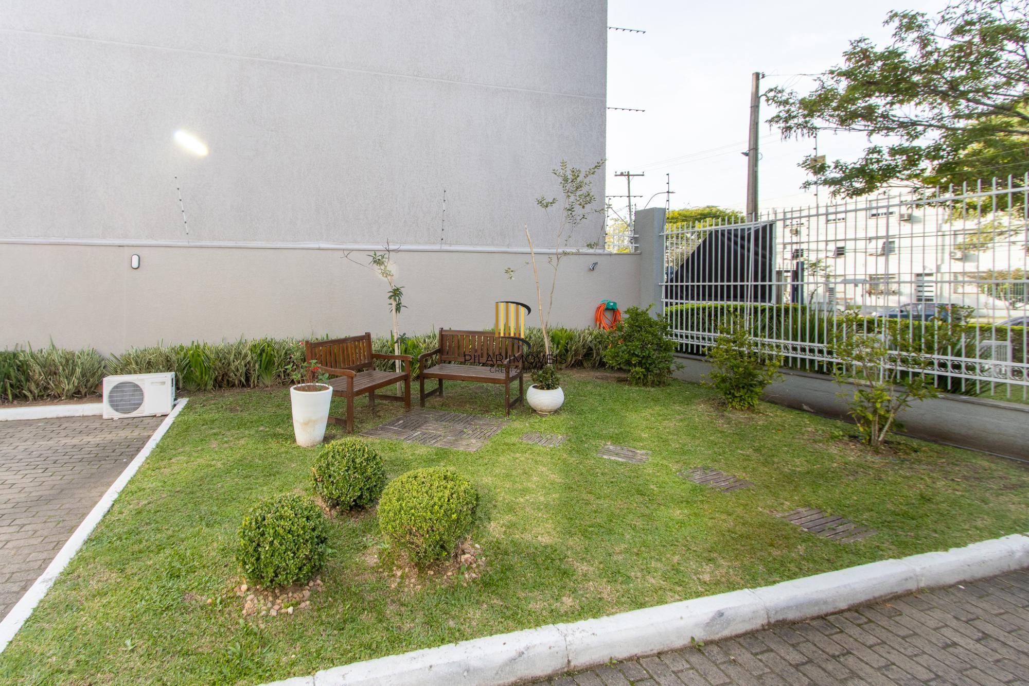 Cobertura de 3 dormitórios, 1 suíte e duas vagas de garagem no bairro Cristal.