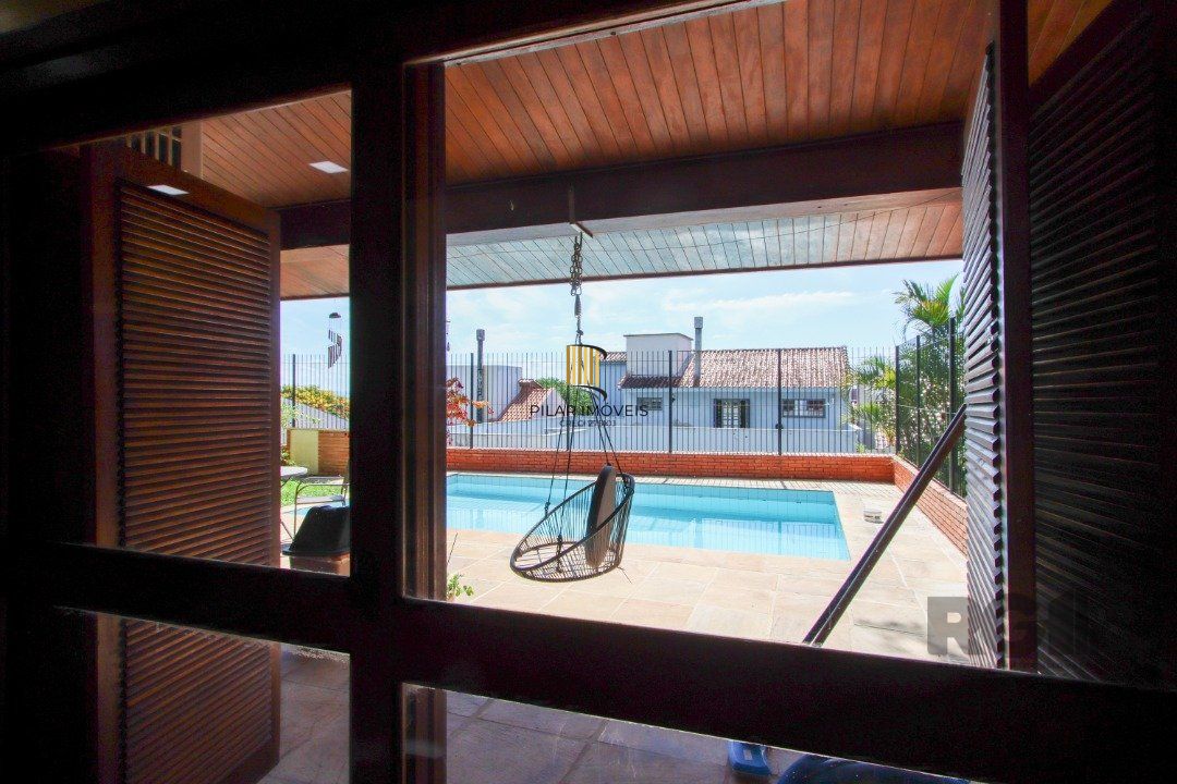 Casa com 4 dormitórios, sendo 1 suíte, com 2 vagas cobertas, no bairro Nonoai, Porto Alegre, RS