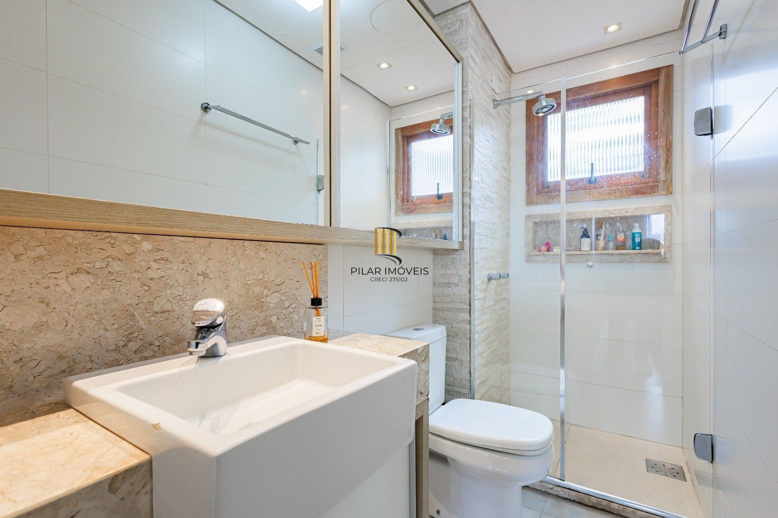 Belíssimo apartamento 03 dormitórios no Petrópolis