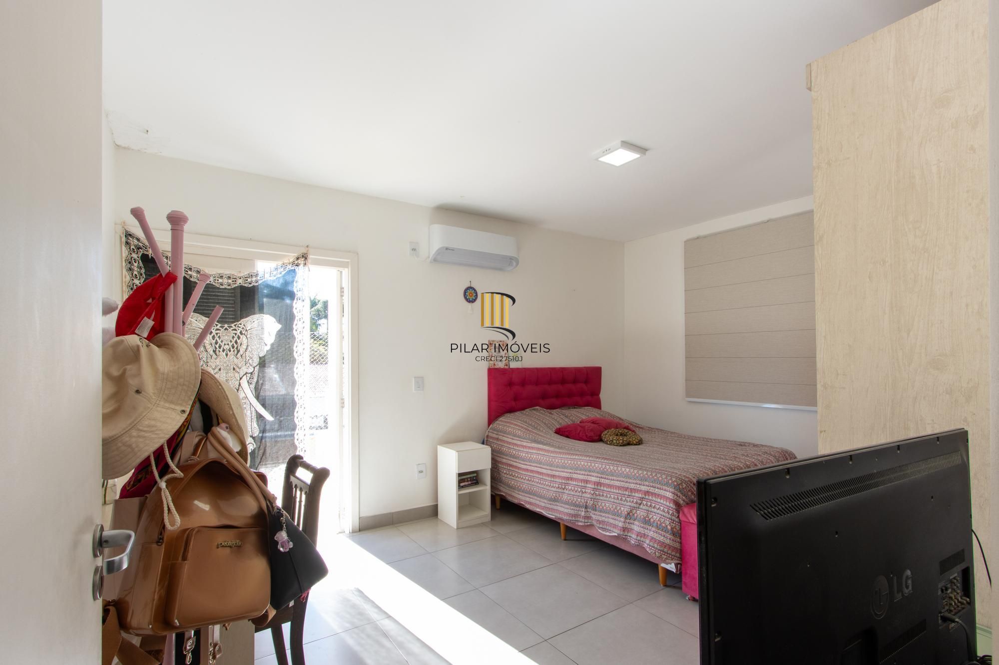 Casa 3 Dormitórios no Bairro Tristeza com 2 Vagas de Garagem