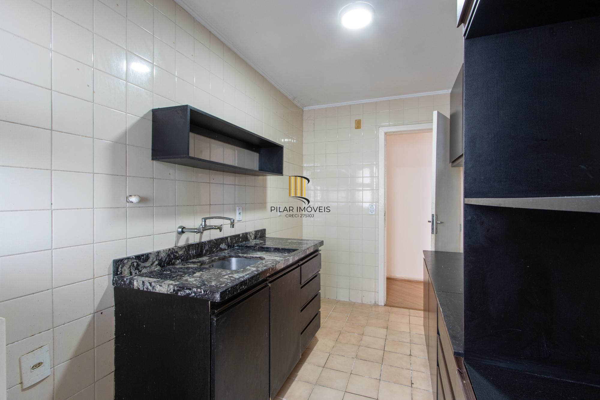 Cobertura com 137m², no Bairro Cristal, de 2 dormitórios, sento uma suíte, ampla sacada, churrasqueira, vista panorâmica, vaga coberta.