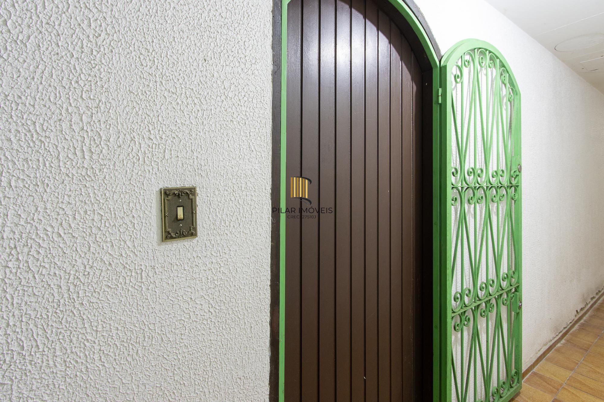 Casa de condomínio, 3 dormitórios, 1 suíte, 1 vaga coberta, no bairro Cristal.