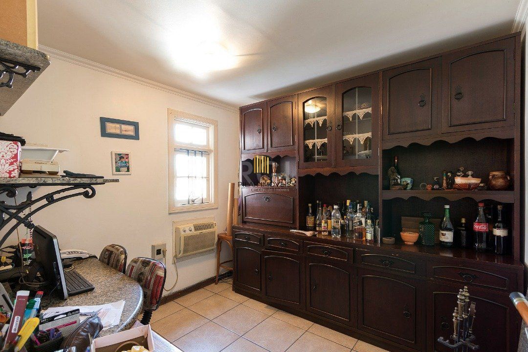 Casa para Venda - 320m², 5 dormitórios, sendo 2 suites, 3 vagas - Tristeza