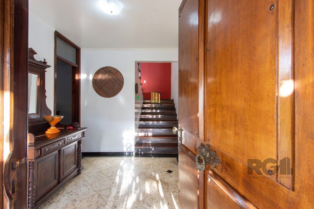 Casa em condomínio que possui  3 dormitórios, sendo 1suíte, lavabo, escritório, possibilidade de um 4 dormitório,
