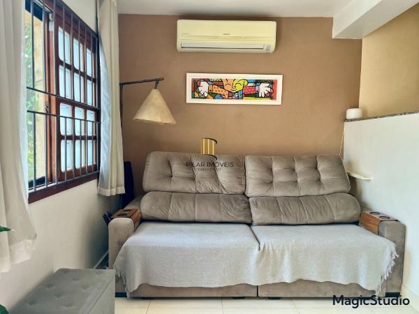 A casa possui 78m² de área construída, com um adicional de 20m²