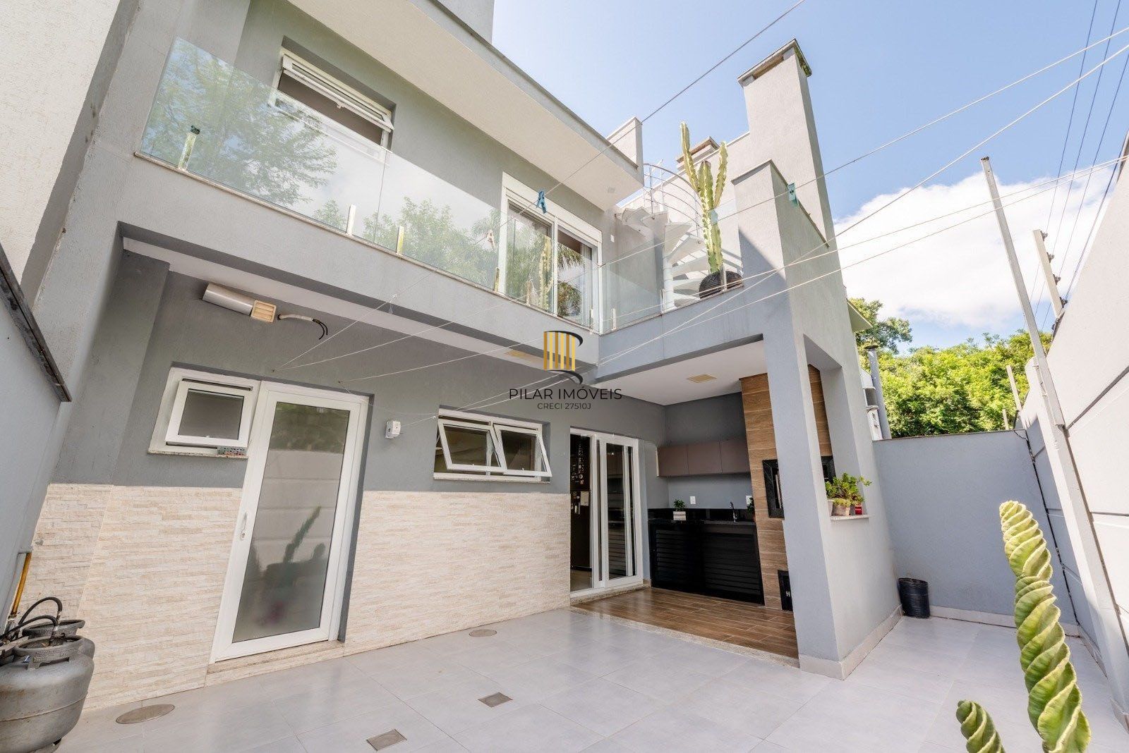 Casa em Condomínio com 228m² e 3 dormitórios, 1 suíte, 3 vagas no bairro Sarandi