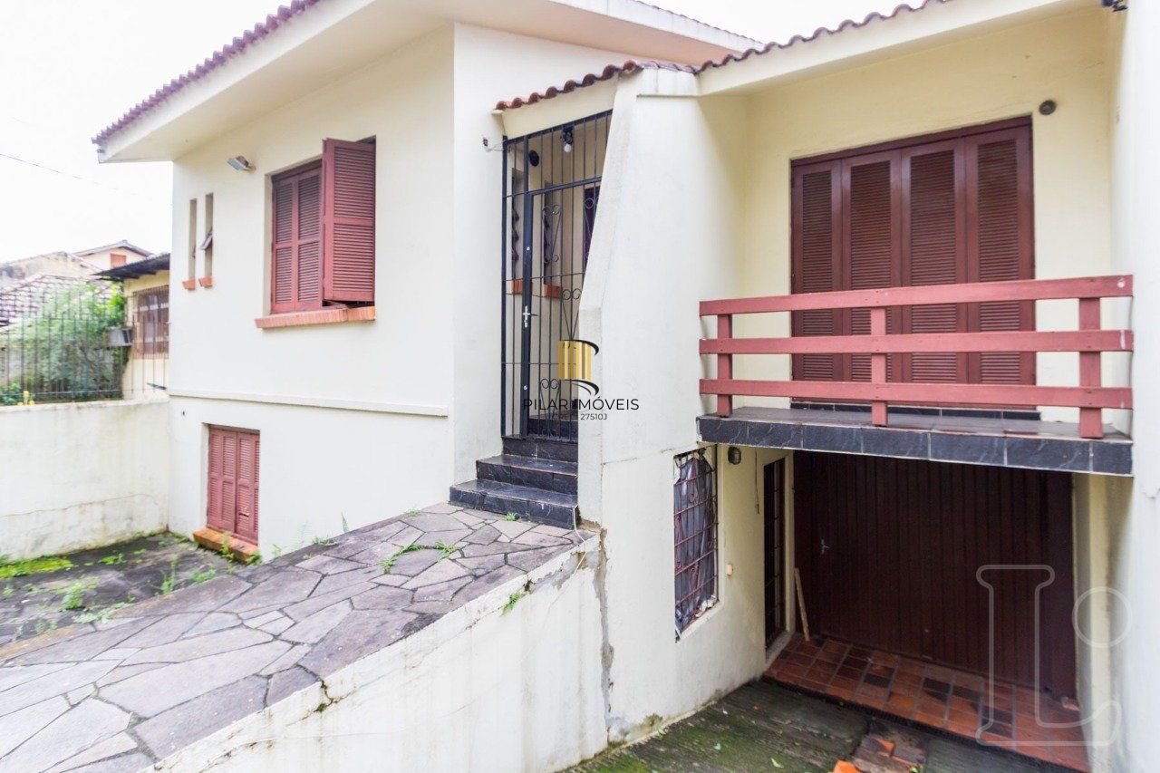 Casa para Venda - 150m², 4 dormitórios, sendo 1 suites, 5 vagas - Teresópolis