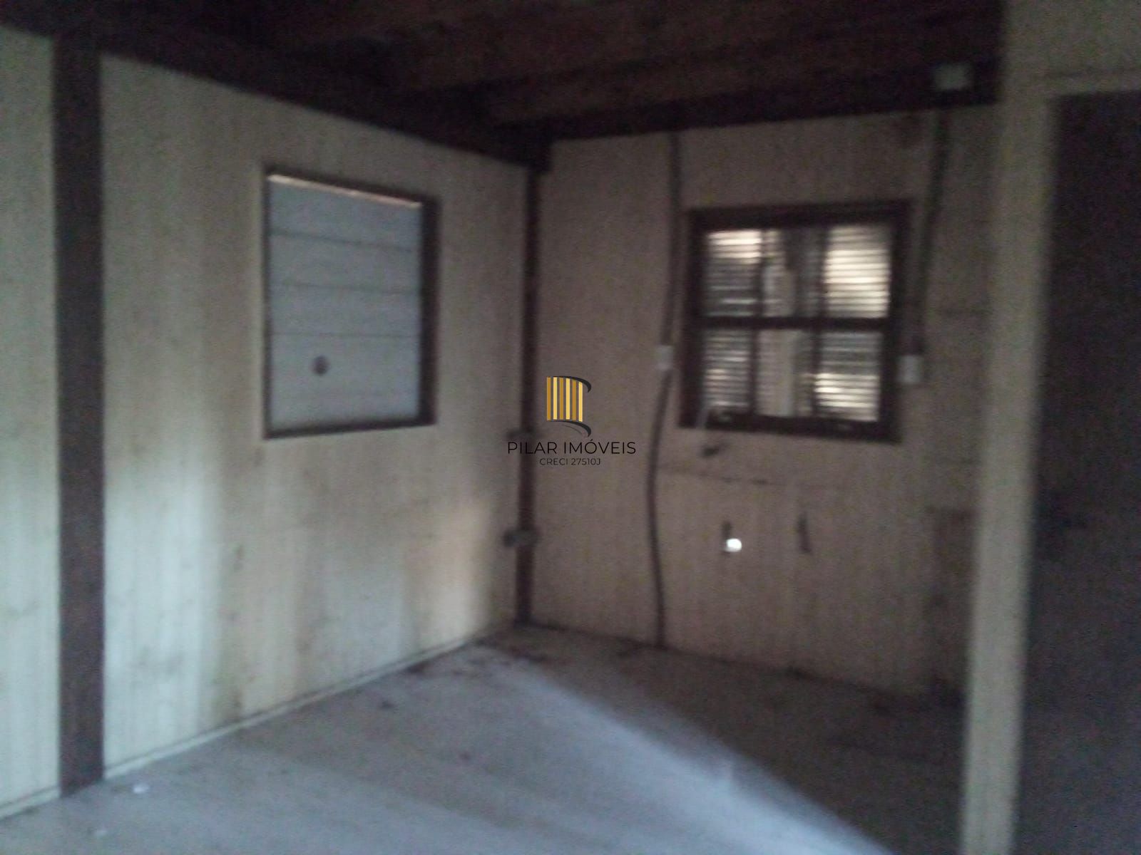 Casa de madeira à venda no Loteamento Tarumã, em Viamão.