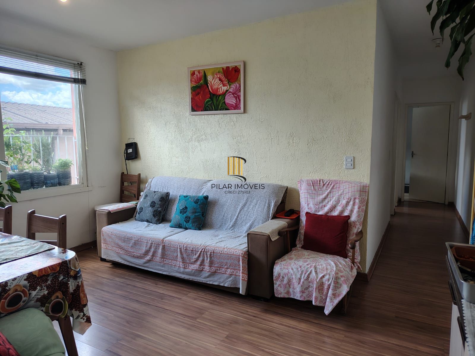 Apartamento de 2 dormitórios, 2 banheiros e 1 vaga no bairro Cristal.