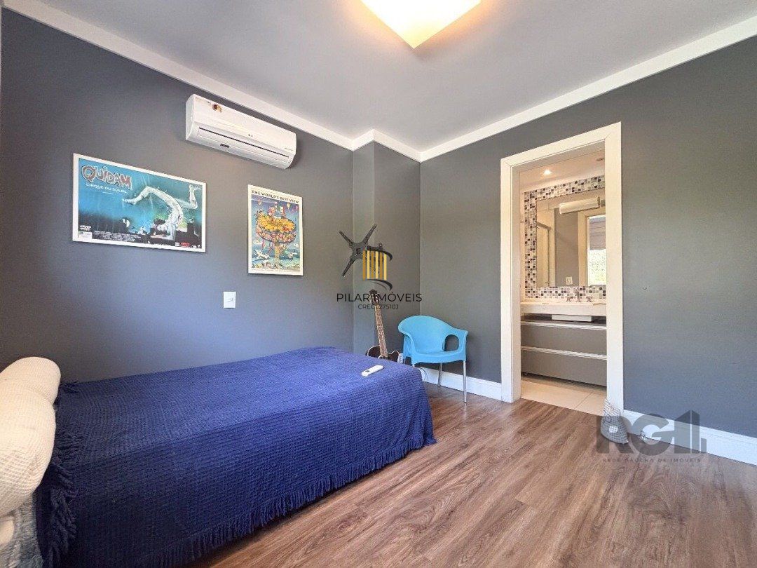 Casa em condomínio com pátio, piscina, 3 suítes e 2 vagas