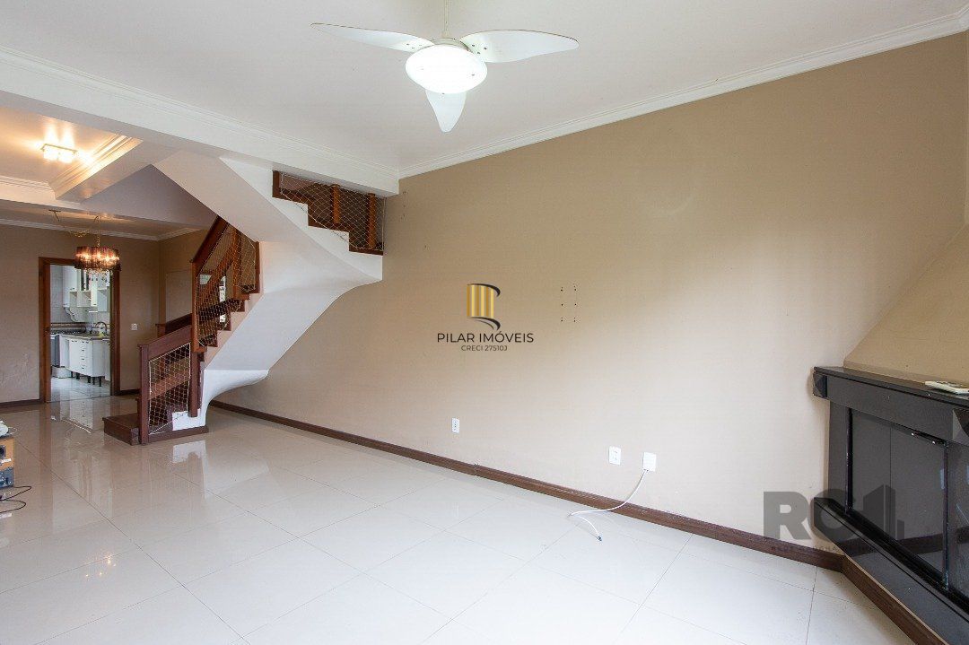 Casa de alvenaria, 3 dormitórios, 1 suíte e pátio com piscina, bairro Espírito Santo.