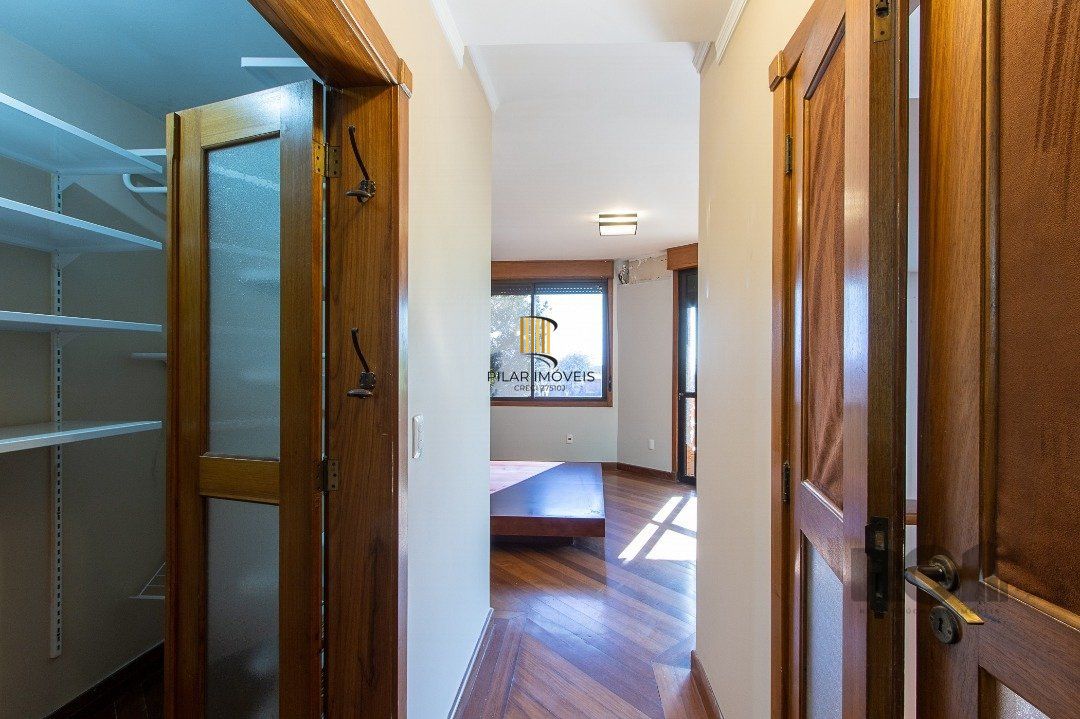 Excelente casa de 3 andares em condomínio fechado